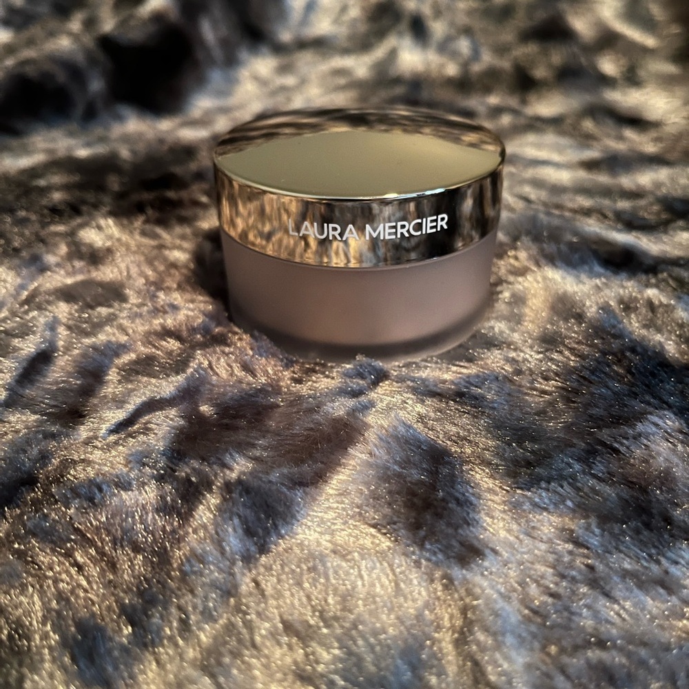 Laura Mercier Translucent Loose Setting Powder - Light Catcher- in Honey Star - Picture 6 of 10